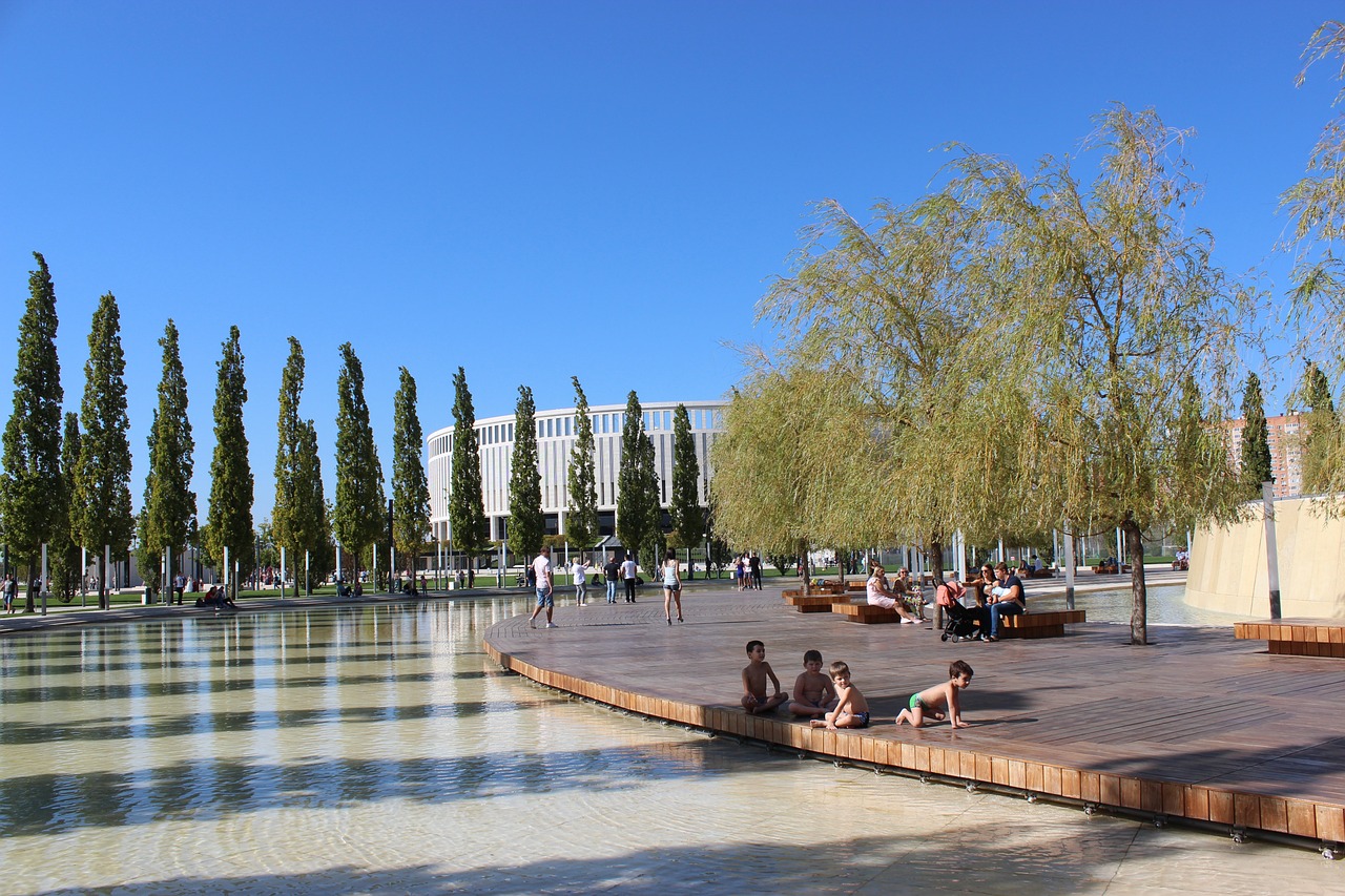 戏剧性一幕！重庆女子半马选手冲线前举手庆祝，最后一秒被第二名反超.